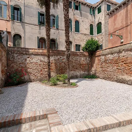 Rio Terra' Canal View * Venice