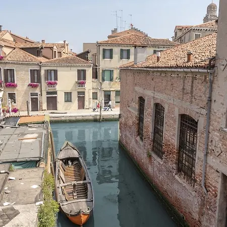 Rio Terra' Canal View Apartment *